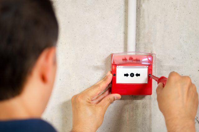 Activación y verificación de alarmas de incendios | Extintores Huelva A2J